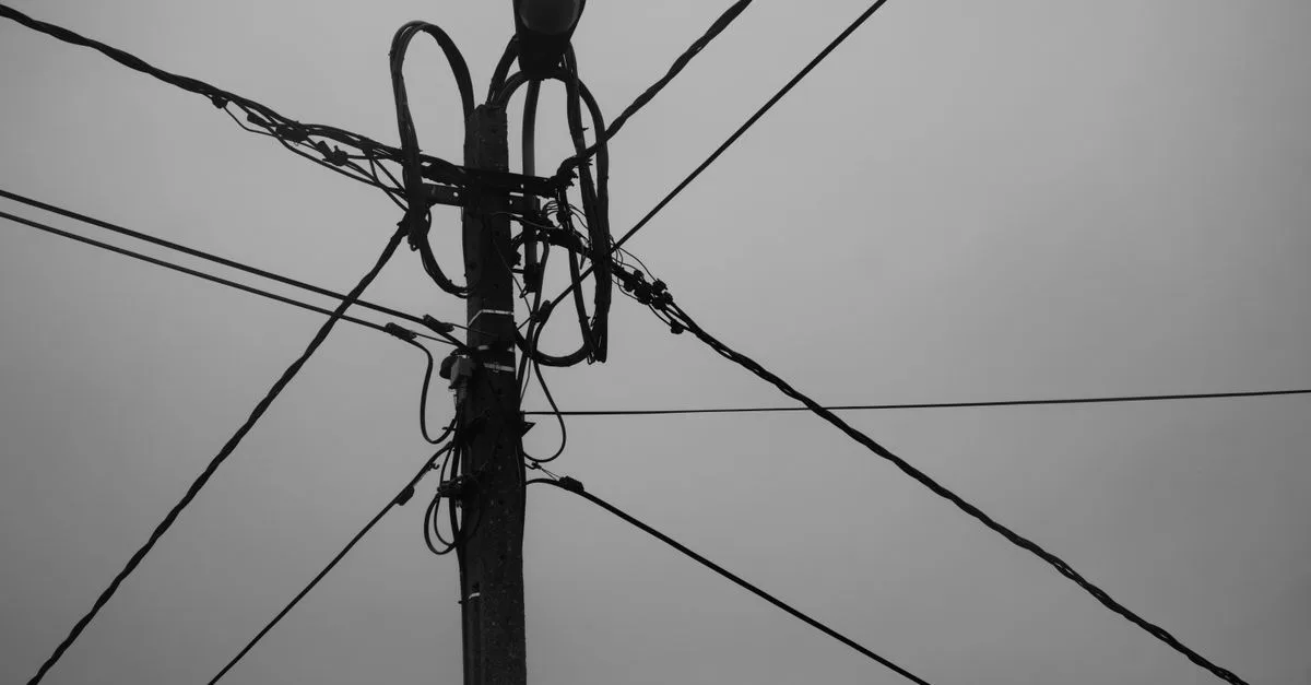 Messy wiring tangle detail for Common Lithium Wiring Mistakes