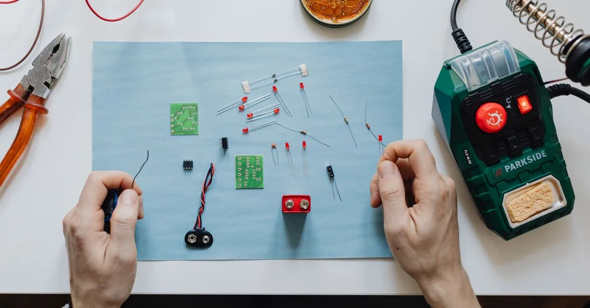 Battery fuse holder detail for Fusing a Lithium Battery Correctly