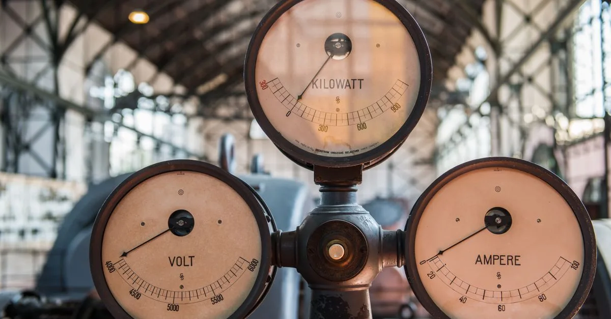 Amp meter gauge detail for Sizing Your Lithium Charger Amps