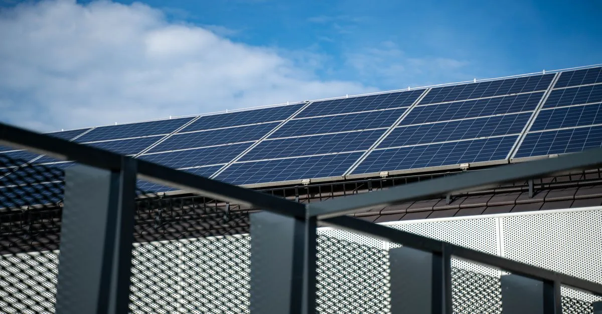 Rv roof solar panels detail for Solar Charging for Lithium: Full Setup