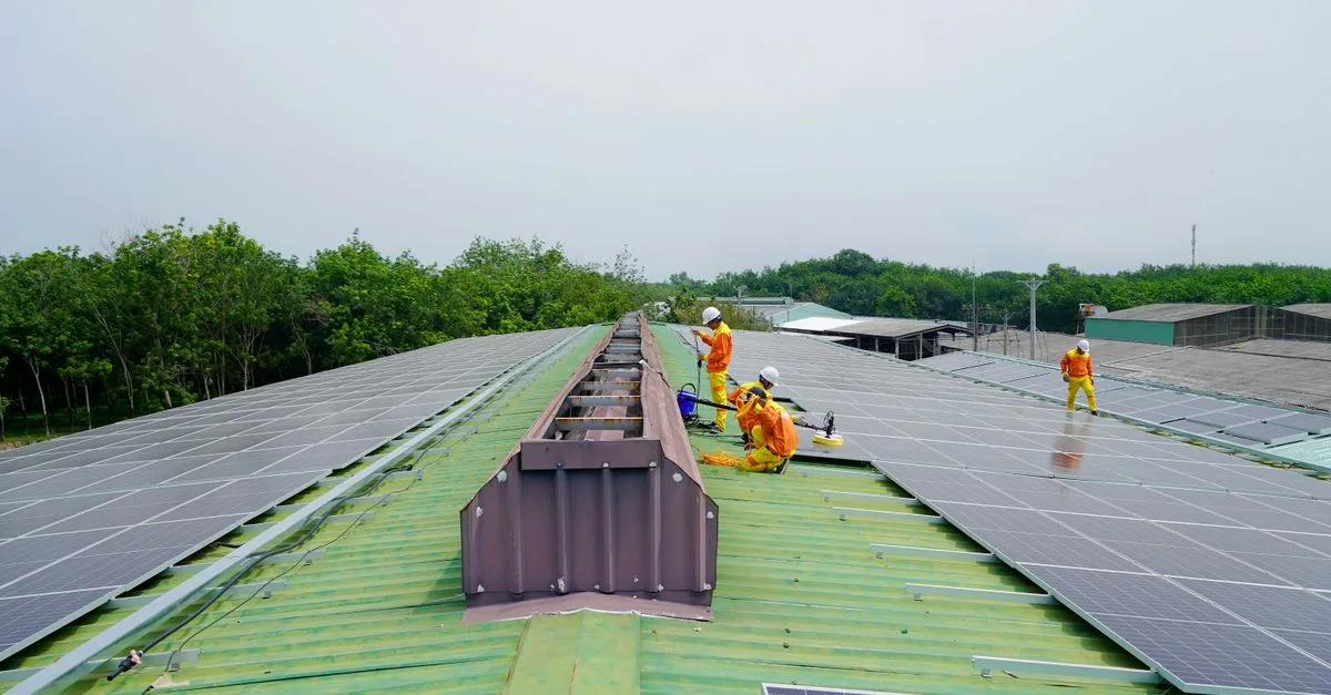Solar array wiring detail for Solar Panels: Series or Parallel?