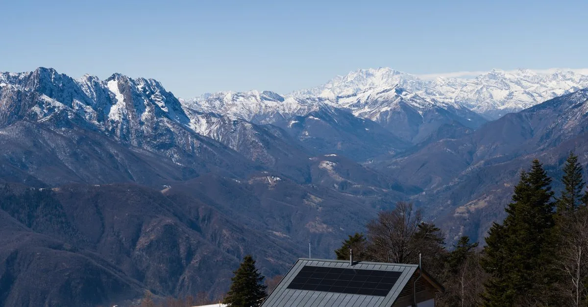 Solar panels snow detail for Getting Solar Power in Winter